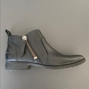 UGG Women's Black Leather Ankle Boots 8.5 Zipper Pointed Toe Biker Moto Boho